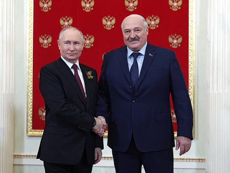 Отруєння, COVID-19 та грип: як у ЗМІ пояснюють стан Лукашенка останніми днями