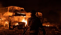 Чрезвычайники ликвидируют пожар в Киеве после ракетной атаки
