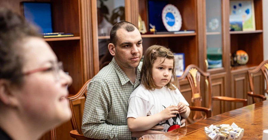 В Украину вернули 6-летнюю девочку, родители которой попали в плен в Мариуполе
