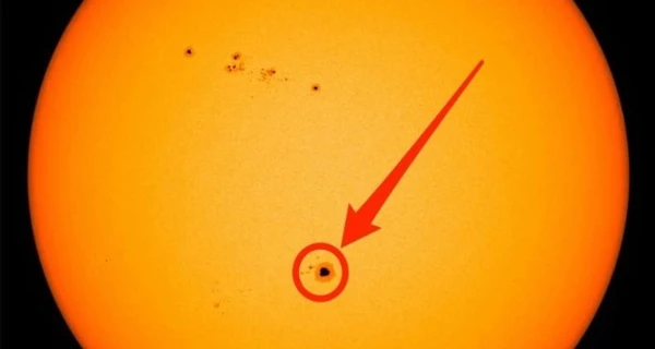 На Солнце обнаружили гигантское пятно, которое может спровоцировать мощную геомагнитную бурю на Земле