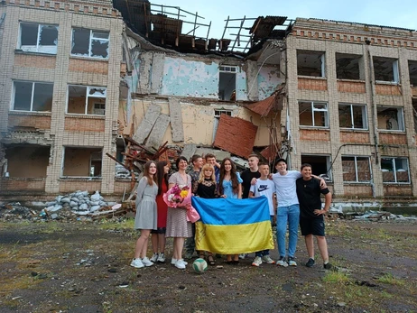 На Херсонщине выпускники провели последний звонок на руинах школы, разрушенной россиянами
