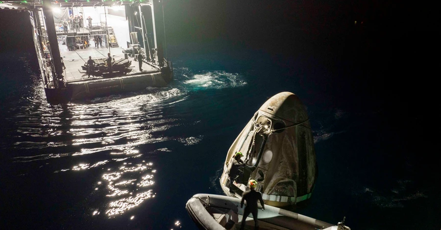 SpaceX успешно вернула на Землю туристов, которые провели 10 дней на МКС