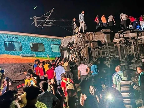 В Індії зіткнулися три потяги: кількість загиблих уже досягла 233