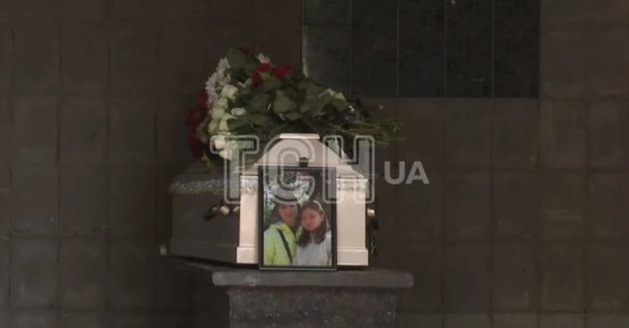 В Киеве попрощались Викой и ее мамой Олей, погибшими возле закрытого бомбоубежища