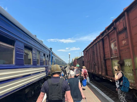 В Николаев прибыл первый эвакуационный поезд из Херсона