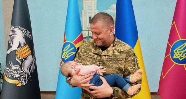 Офицер ВСУ показала снимки Залужного со спящим младенцем на руках
