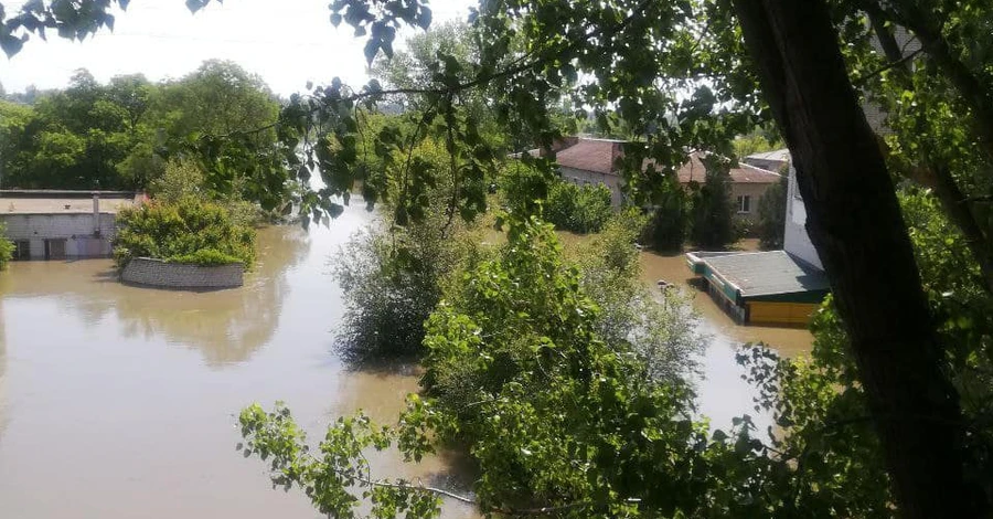 Окуповані Олешки на Херсонщині повністю затопило, люди рятуються на дахах
