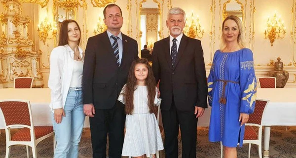 Президент Чехии встретился с украинкой, на которую плюнули одноклассники после слов 