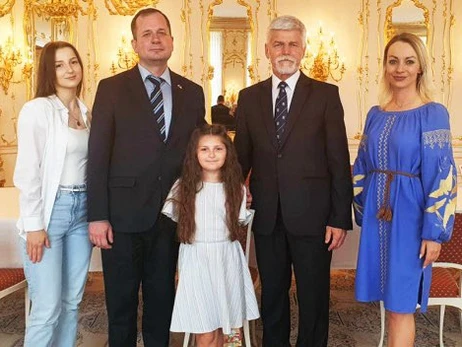 Президент Чехии встретился с украинкой, на которую плюнули одноклассники после слов 
