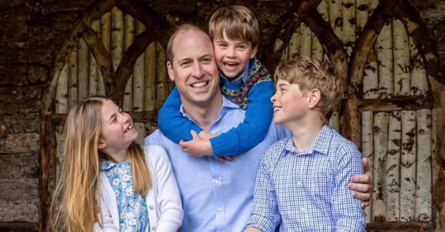 Принц Уильям в День отца показал новый портрет с тремя детьми