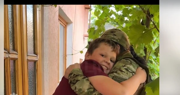 Нацполиция показали видео встречи патрульной, вернувшейся с фронта, с сыном