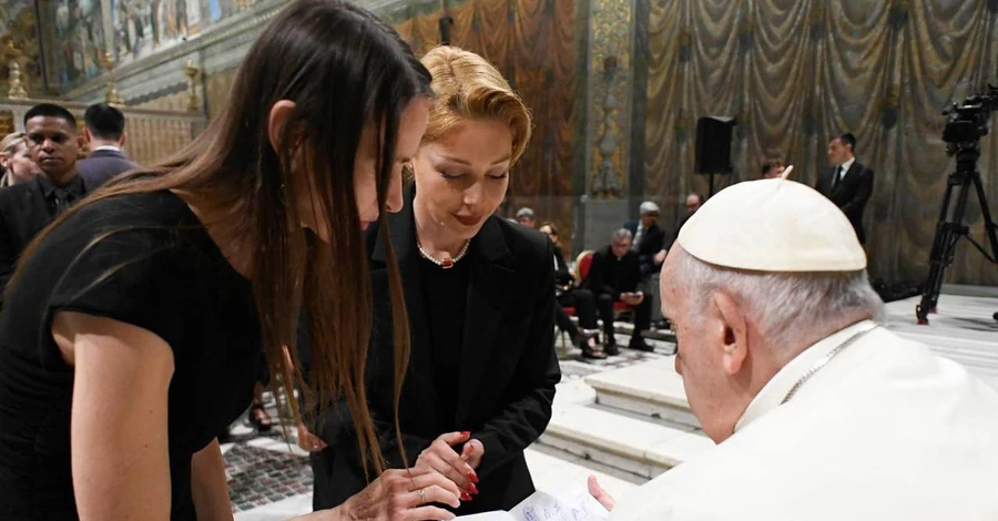 Тина Кароль передала Папе Римскому в Ватикане оригинал 
