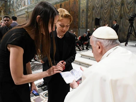 Тина Кароль передала Папе Римскому в Ватикане оригинал 