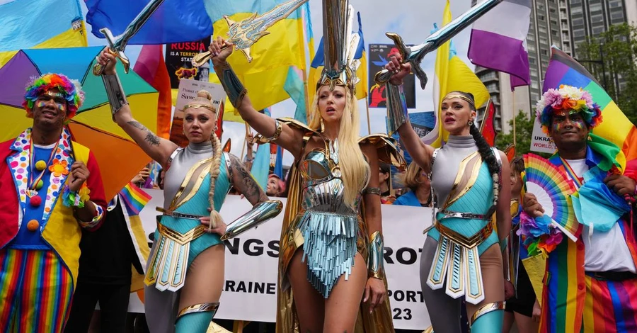 Оля Полякова возглавила украинскую колонну прайда ЛГБТК+ в Лондоне в костюме супергероини
