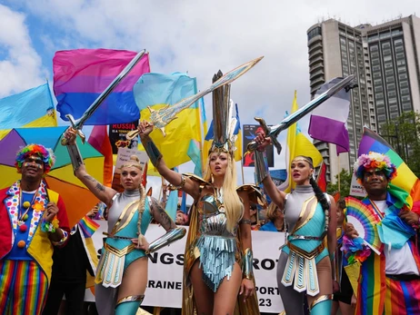 Оля Полякова очолила українську колону прайду ЛГБТК+ у Лондоні у костюмі супергероїні