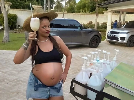 Рианна на отдыхе в Барбадосе позировала в шляпе украинского бренда Ruslan Baginskiy