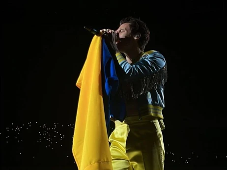 Гаррі Стайлс на концерті у Варшаві розгорнув прапор України