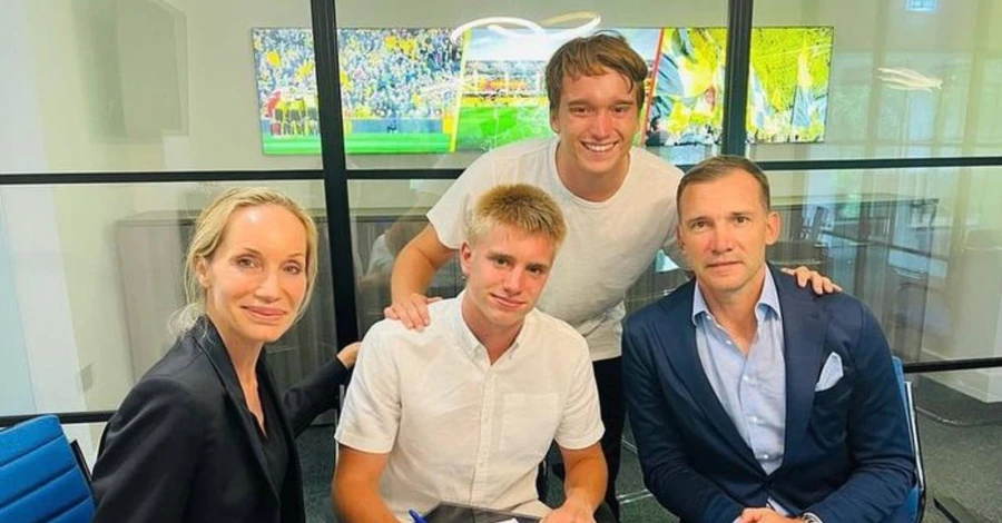 Андрей Шевченко с женой показали фото с сыном-выпускником и сыном-футболистом