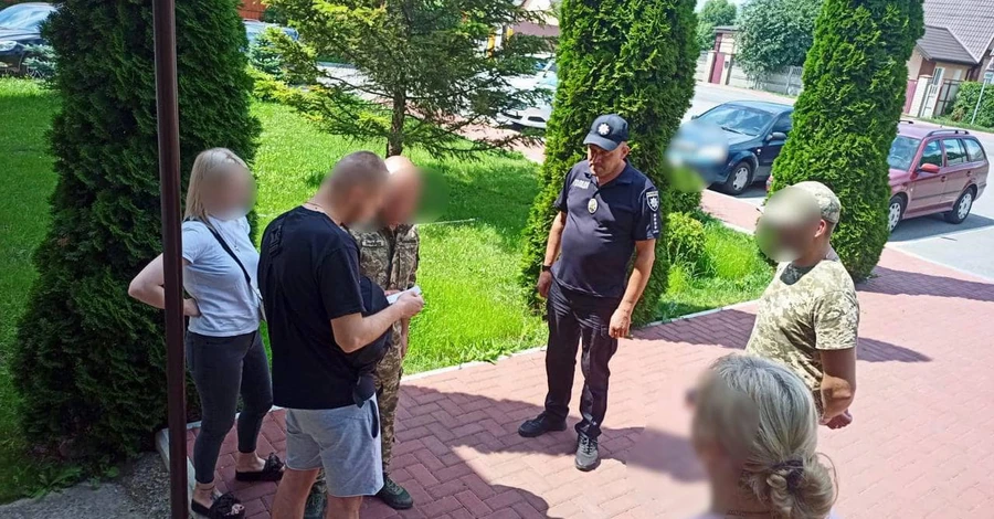 Мужчина, который пел Лепса в кафе под Киевом, получил админпротокол и повестку