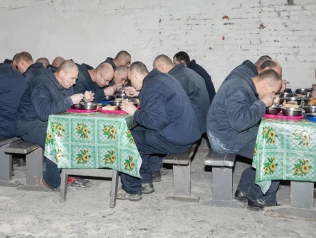 Российских военнопленных кормят как офицеров ВСУ