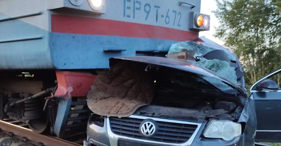 На Чернігівщині потяг розчавив автомобіль – загинула родина з дитиною