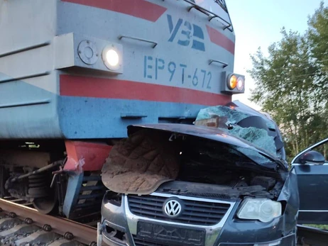 На Чернігівщині потяг розчавив автомобіль – загинула родина з дитиною