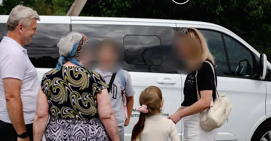 В Украину вернули еще двоих детей с оккупированной территории - девочек уже передали матери