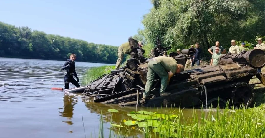 На Черниговщине со дна Десны достали танк, затопленный российскими военными