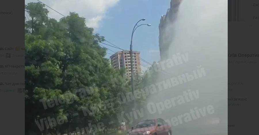 В Киеве прорвало трубопровод, посреди дороги образовался многометровый фонтан	