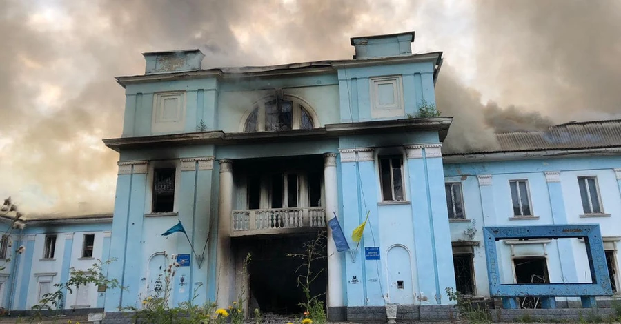 Россияне разбомбили Дворец культуры в Часовом Яру, он сгорел 