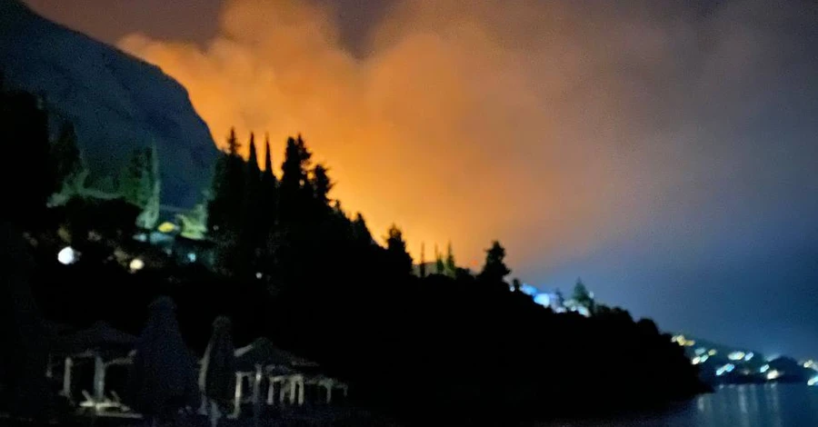 Три острови Греції охоплені лісовими пожежами, евакуювали десятки тисяч людей
