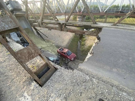 Міст на Закарпатті, на якому постраждали п'ятеро людей, обрушився через вантажівку