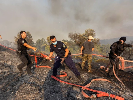 Из-за лесных пожаров в Европе эвакуируют туристов. Придет ли аномальная жара в Украину?