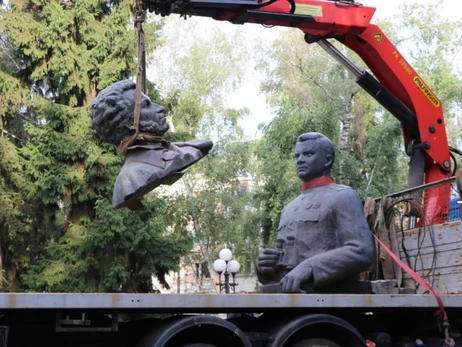В Полтаве в рамках декоммунизации демонтировали памятники Пушкину и Ватутину