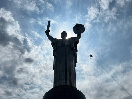 На «Родине-матери» в Киеве начали демонтировать советский герб