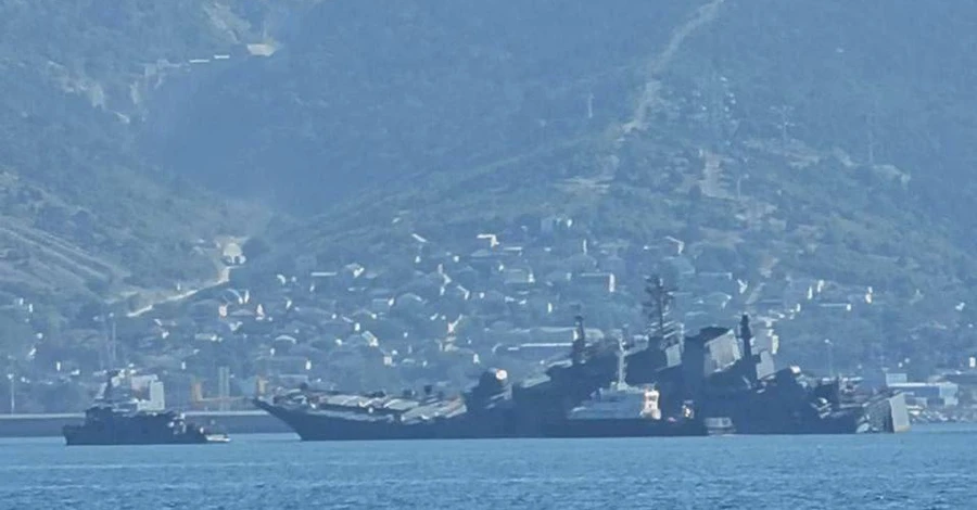 Після атаки морських дронів у бухті Новоросійська тоне великий десантний корабель