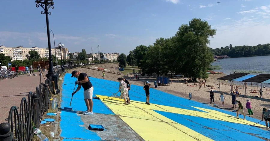 На Оболонской набережной обновили крымскотатарский флаг с помощью 150 кг краски