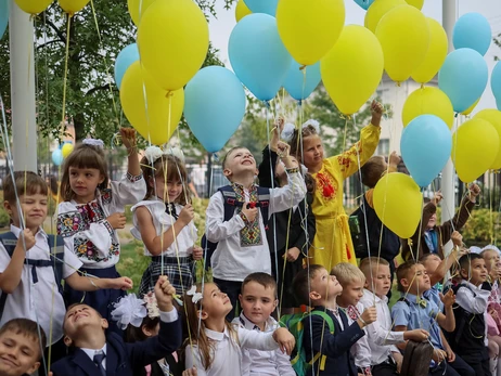 Украинские школьники за границей будут учиться по новой 