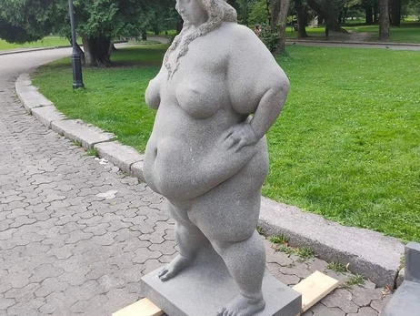 Во Львове разгорелся скандал из-за скульптуры бодипозитивной женщины в Стрыйском парке