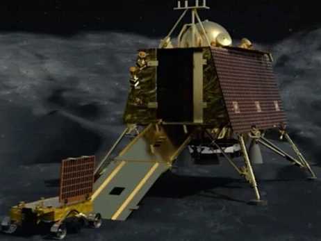 Индия первой в истории посадила свою станцию на южном полюсе Луны 