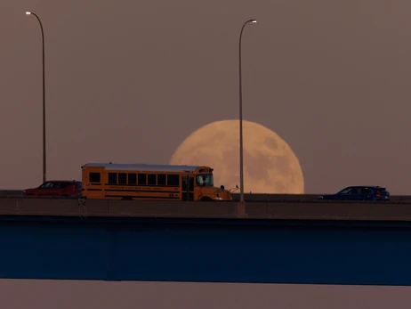 Фотографы со всего мира показали Голубую луну - третье полнолуние в 2023 году