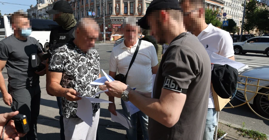 Арахамия заявил, что украинцев, выехавших за границу с фальшивыми справками, могут экстрадировать
