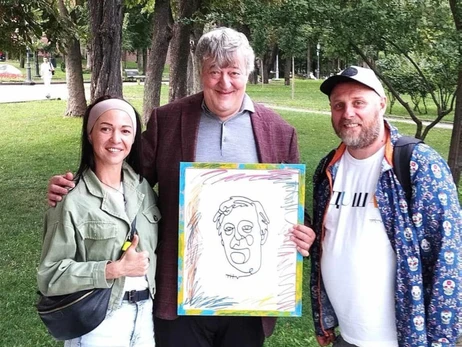 Художник Никита Титов встретил Стивена Фрая в Киеве и подарил ему портрет
