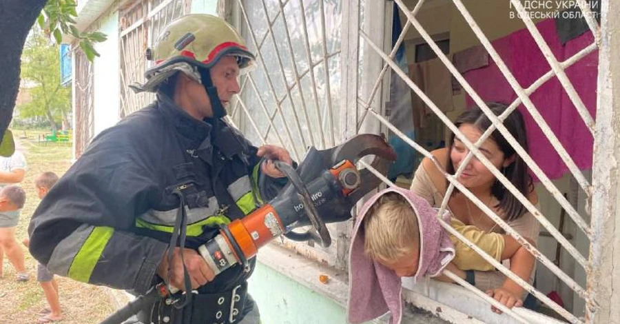 Сотрудники ГСЧС спасли 7-летнего ребенка, который застрял в оконной решетке