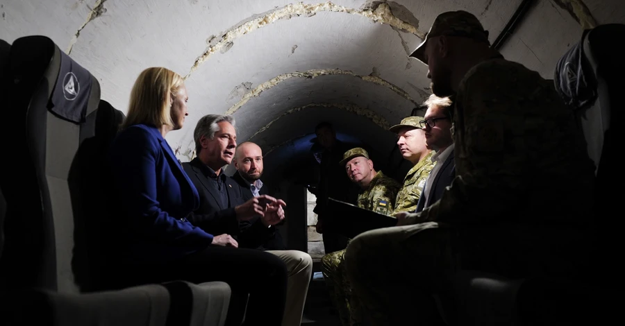 Блинкен встретился с украинскими пограничниками, ему показали сбитые дроны РФ