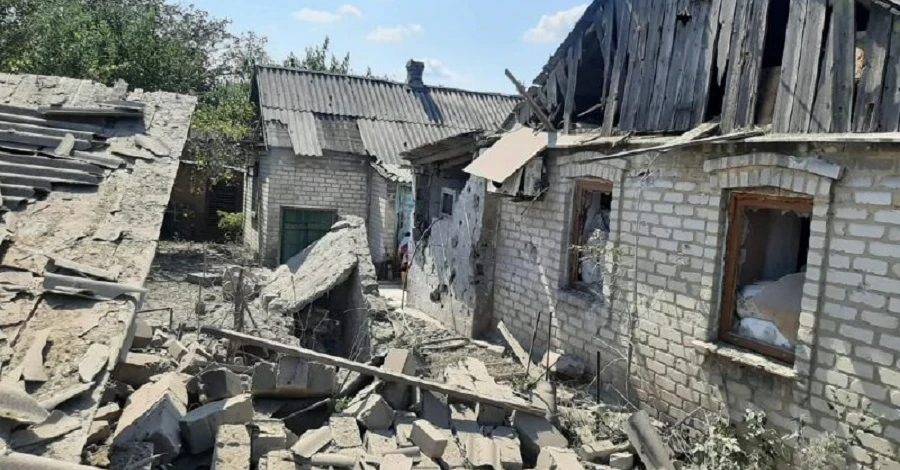 Россияне в результате обстрелов ранили двух подростков и их родителей на Донбассе