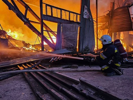Во Львове российские снаряды попали в склады с гуманитаркой, горят теплые вещи, обувь и генераторы