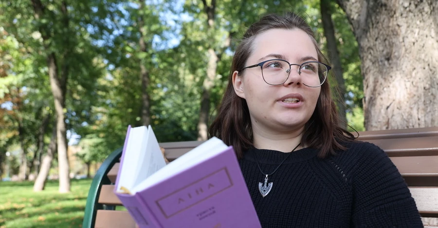 Лина Костенко подписала книгу студентке из Харькова, которая вышла на пикет против концерта Лободы