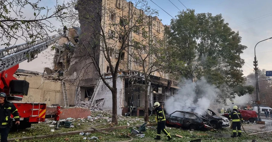 В центре Черкасс в результате ракетного удара разрушена гостиница, 10 пострадавших