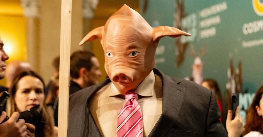MELOVIN пришел на церемонию музпремии в образе свиньи, чтобы высмеять чиновников